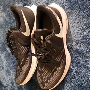 Nike zoom winflo running shoes